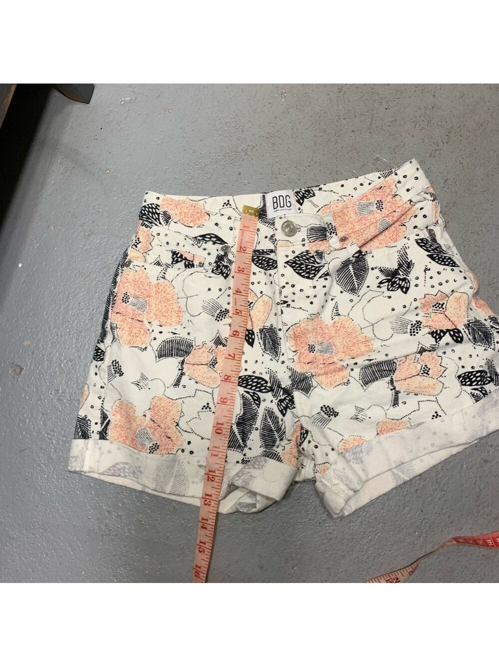 BDG Floral Mom Jean Shorts White Pink High Waist Cuffed Hem Sz 26 Boho Granola - Picture 9 of 12